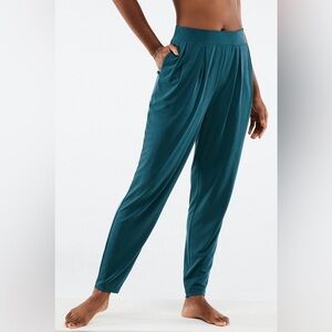 Fabletics Sleek Knit Tapered Pant Size M